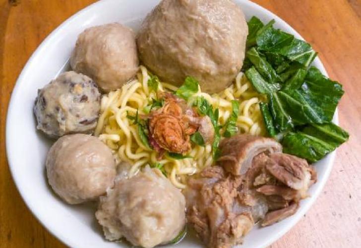 Mitra Bakso: Rasa yang Menggigit, Kenangan yang Mengalir di Cilacap